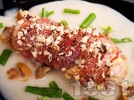 Рецепта Печено пилешко руло от филе в бекон пълнено със синьо сирене, смокини и бекон на фурна